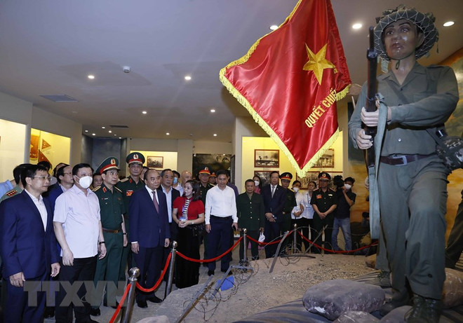 Chủ tịch nước Nguyễn Xuân Phúc thăm Bảo tàng Chiến thắng lịch sử Điện Biên Phủ. (Ảnh: Thống Nhất/TTXVN) Chủ tịch nước dâng hương tại Nghĩa trang liệt sỹ Quốc gia A1 ảnh 2
