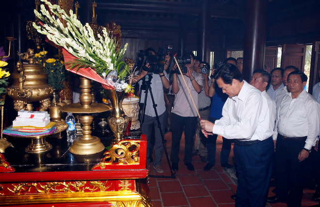 Thủ tướng Nguyễn Tấn Dũng thăm và làm việc tại Quân khu 4 ảnh 2