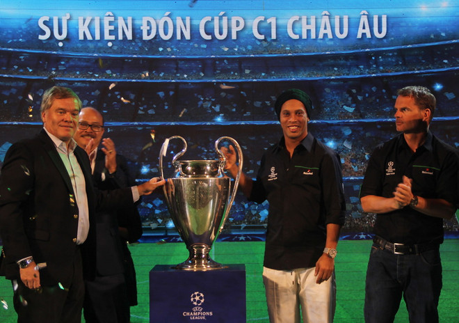 Ronaldinho bất ngờ trước sự cuồng nhiệt của người hâm mộ Việt Nam ảnh 1