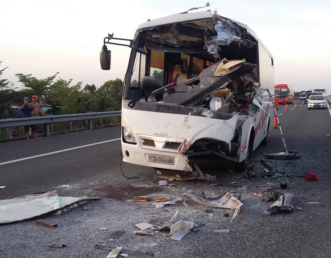 Xe khách vỡ vụn đầu khi va chạm sẽ tải, hai người thiệt mạng ảnh 1