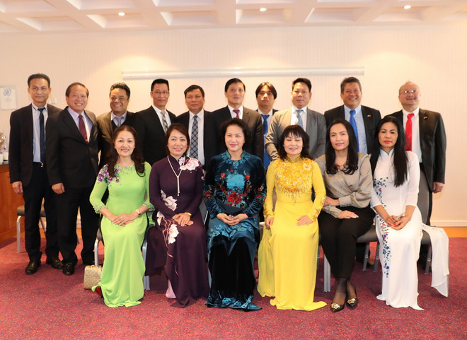 Chủ tịch Quốc hội gặp mặt đại diện người Việt tại châu Âu ảnh 1