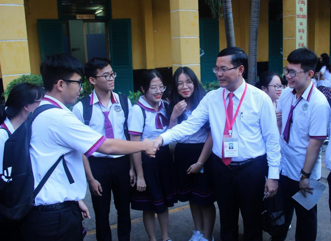 Thứ trưởng Bộ Giáo dục và Đào tạo Nguyễn Văn Phúc thăm hỏi các thí sinh tại điểm thi Trường trung học phổ thông Trưng Vương, quận 1, sáng 25/6. (Ảnh: Xuân Dự/TTXVN) Kiểm tra việc tổ chức kỳ thi THPT Quốc gia tại Thành phố Hồ Chí Minh ảnh 1