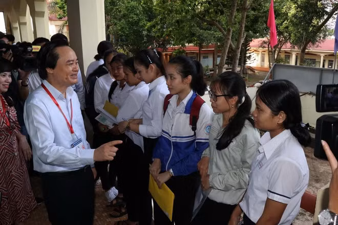 Bộ trưởng Phùng Xuân Nhạ động viên các thí sinh tại Đắk Lắk ảnh 1