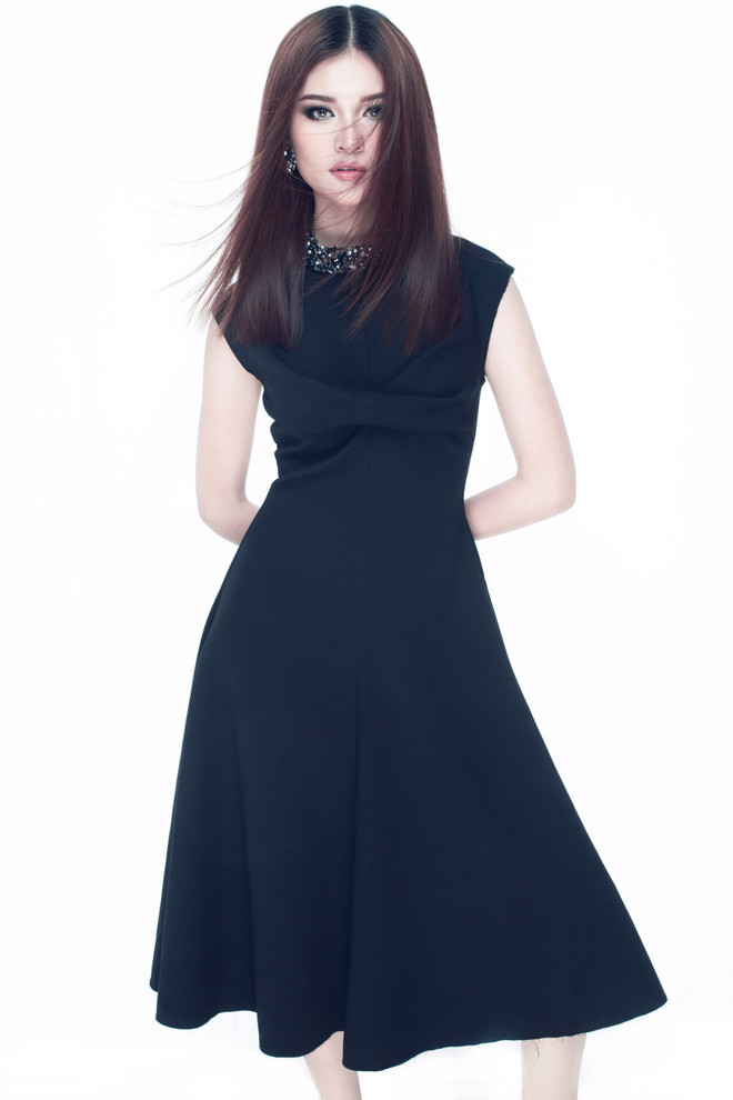 Á hậu Thùy Dung ấn tượng trong trang phục tông màu đen-trắng ảnh 2