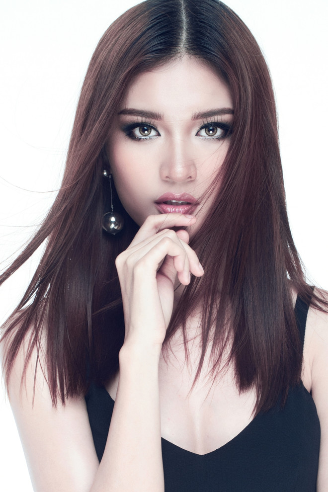 Á hậu Thùy Dung ấn tượng trong trang phục tông màu đen-trắng ảnh 4