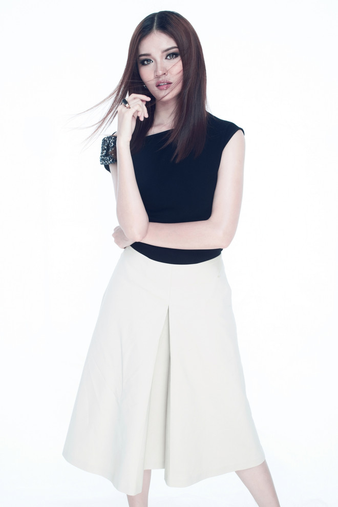 Á hậu Thùy Dung ấn tượng trong trang phục tông màu đen-trắng ảnh 8