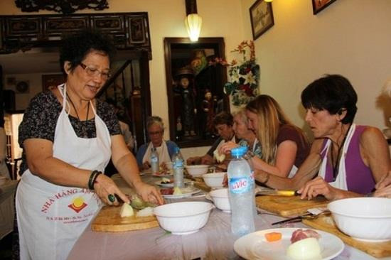 Nghệ nhân Ánh Tuyết trong một buổi trực tiếp phục vụ món ăn cho các thực khách nước ngoài. (Ảnh: NVCC/Vietnam+) Người giữ hồn cốt ẩm thực Hà Nội nấu Quốc yến tiếp ông Kim Jong-un ảnh 2