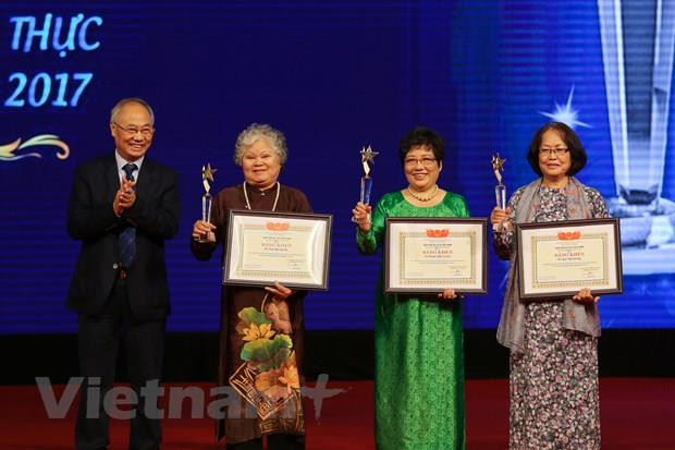 Nghệ nhân ẩm thực truyền thống Ánh Tuyết (thứ 2 bên phái sang) trong lễ vinh danh là 1 trong 3 Nghệ nhân nấu ăn hàng đầu Việt Nam hồi tháng 3/2018. (Ảnh: Minh Sơn/Vietnam+) Người giữ hồn cốt ẩm thực Hà Nội nấu Quốc yến tiếp ông Kim Jong-un ảnh 1