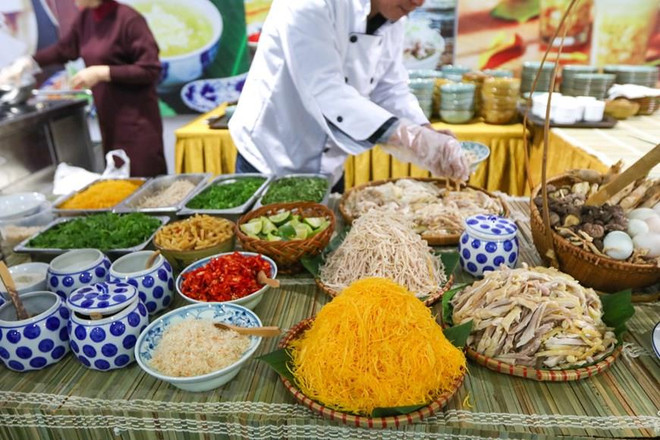Món bún thang được chọn phục vụ phóng viên quốc tế tại trung tâm báo chí Hội nghị Thượng đỉnh Mỹ-Triều lần 2, tại Hà Nội ngày 27/2. (Ảnh: Minh Sơn/Vietnam+) Người giữ hồn cốt ẩm thực Hà Nội nấu Quốc yến tiếp ông Kim Jong-un ảnh 7