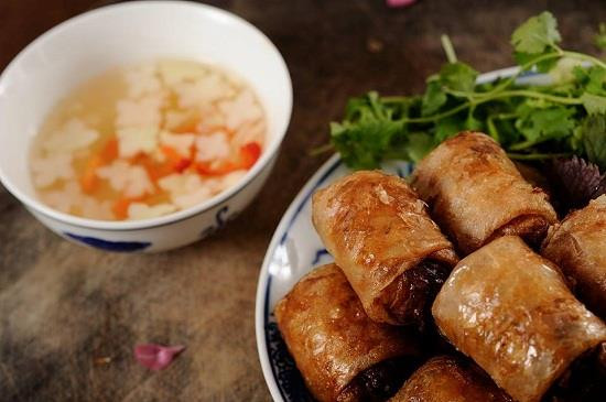 Món nem hương vị truyền thống của nghệ nhân Ánh Tuyết. (Ảnh: CTV/Vietnam+) Người giữ hồn cốt ẩm thực Hà Nội nấu Quốc yến tiếp ông Kim Jong-un ảnh 3