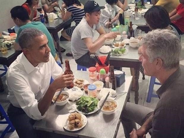 Nguyên Tổng thống Mỹ Obama và đầu bếp nổi tiếng Anthony Bourdain thưởng thức bún chả Hương Liên khi thăm Việt Nam năm 2016 (trước khi Anthony mất hồi 6/2018). Người giữ hồn cốt ẩm thực Hà Nội nấu Quốc yến tiếp ông Kim Jong-un ảnh 6