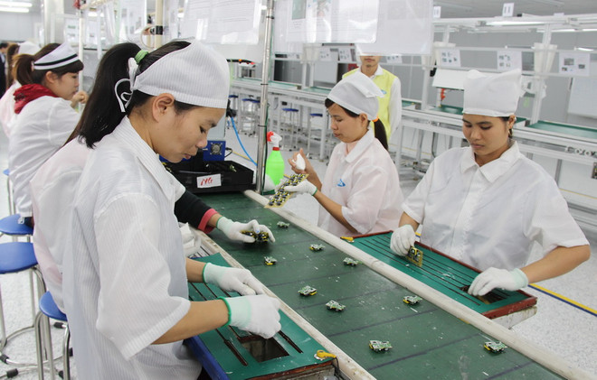 Sản xuất phụ kiện điện thoại di động tại một doanh nghiệp 100% vốn Hàn Quốc tại Thái Nguyên. (Nguồn: TTXVN) Hàn Quốc trở thành nhà đầu tư nước ngoài lớn nhất vào Việt Nam ảnh 1