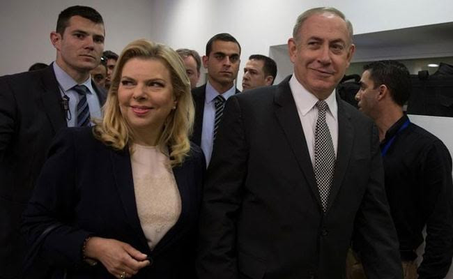 Thủ tướng Israel Benjamin Netanyahu và vợ. (Nguồn: Reuters) Một nhà báo phải nộp phạt vì bôi xấu Thủ tướng Israel trên Facebook ảnh 1