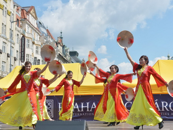 Phụ nữ Việt tích cực làm sứ giả văn hóa tại Cộng hòa Séc ảnh 1