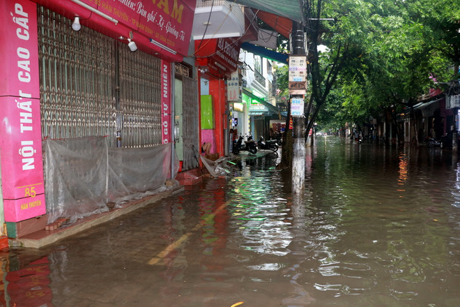 Hình ảnh đường phố ở Nam Định 'biến thành sông' sau cơn mưa lớn ảnh 1