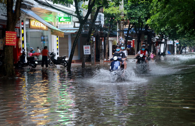 Hình ảnh đường phố ở Nam Định 'biến thành sông' sau cơn mưa lớn ảnh 2