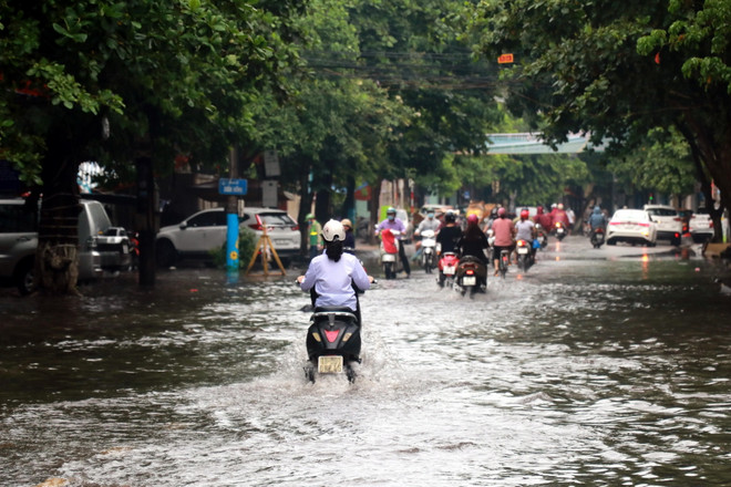 Hình ảnh đường phố ở Nam Định 'biến thành sông' sau cơn mưa lớn ảnh 4