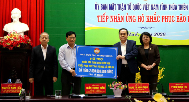 Trao quà hỗ trợ người dân bị thiệt hại do bão lũ ở Thừa Thiên-Huế ảnh 1