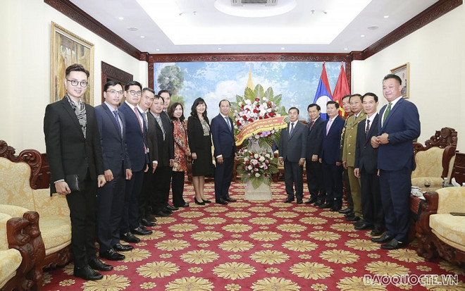 Thứ trưởng Ngoại giao Nguyễn Quốc Dũng và đoàn Bộ Ngoại giao tặng hoa chúc mừng Quốc khánh CHDCND Lào. (Nguồn: Baoquocte.vn) Tiếp tục hợp tác chặt chẽ, vun đắp, phát triển mối quan hệ Việt-Lào ảnh 1