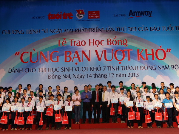 Amway Việt Nam trao học bổng cho học sinh nghèo vượt khó ảnh 1