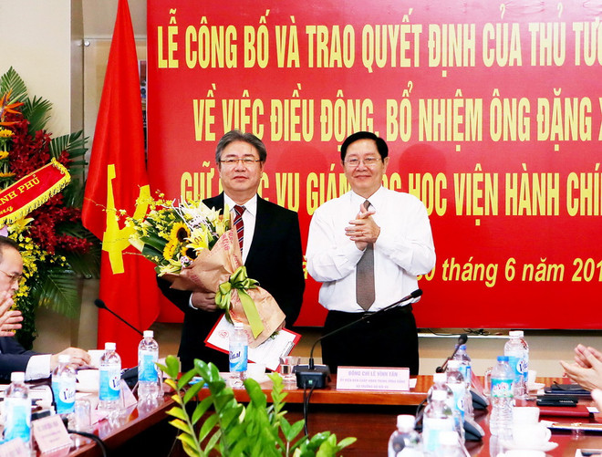 Ủy viên Trung ương Đảng, Bộ trưởng Bộ Nội Vụ Lê Vĩnh Tân trao Quyết định điều động, bổ nhiệm Ông Đặng Xuân Hoan giữ chức vụ Giám đốc Học viện Hành chính Quốc gia. (Ảnh: Nguyễn Dân/TTXVN) Ông Đặng Xuân Hoan giữ chức Giám đốc Học viện Hành chính quốc gia ảnh 1