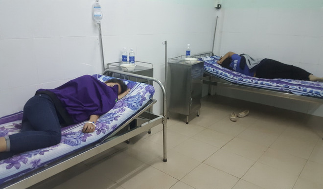 Công nhân nhập viện do bị ngộ độc thức ăn sau bữa ăn trưa. (Ảnh: Đậu Tất Thành/TTXVN) Bình Phước: Hơn 50 công nhân phải nhập viện sau bữa ăn trưa ảnh 1