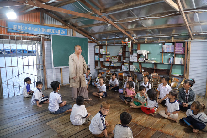 Thí sinh Miss World VN đội mưa chuyển đồ đến lớp tình thương trên sông ảnh 2