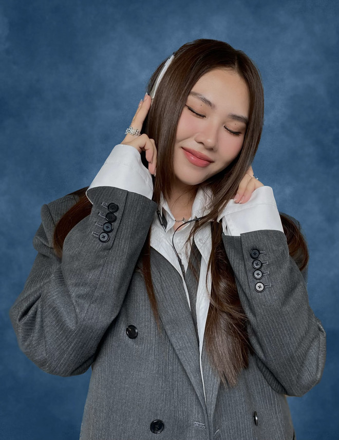 Đương kim Miss World Vietnam: Cô nàng “tắc kè hoa” thành MC của VTV ảnh 1