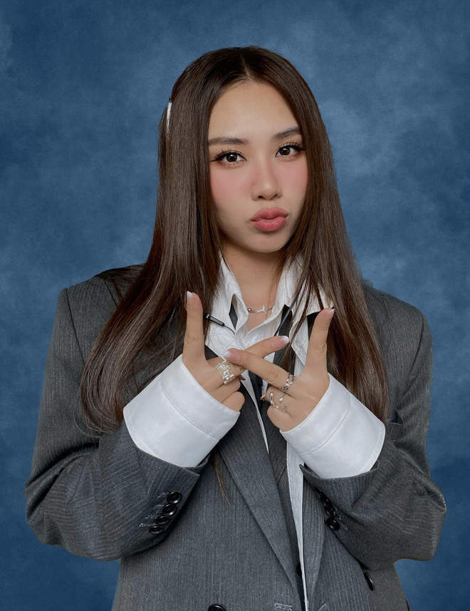 Đương kim Miss World Vietnam: Cô nàng “tắc kè hoa” thành MC của VTV ảnh 2