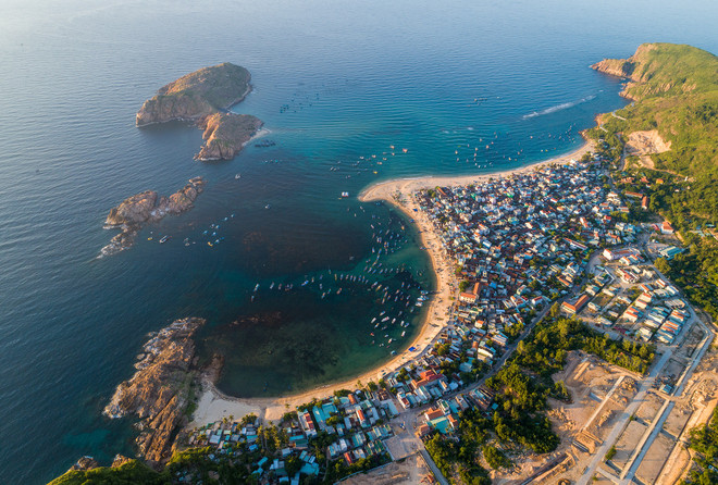 Các điểm du lịch biển tiếp tục "hot" trong kỳ nghỉ lễ vừa qua. (Ảnh: CTV/Vietnam+) Du lịch cả nước thu 24.000 nghìn tỷ đồng sau kỳ nghỉ lễ 30/4 ảnh 1