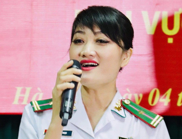 Nữ trung tá viết ca khúc tri ân lực lượng tuyến đầu chống dịch ảnh 2