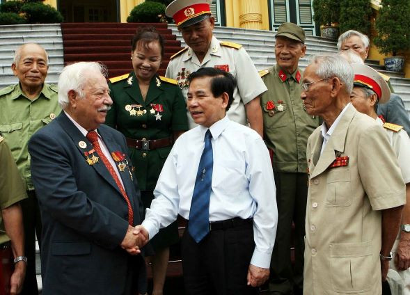 Lãnh đạo Việt Nam gửi lời chia buồn tới gia đình ông Kostas Sarantidis ảnh 1