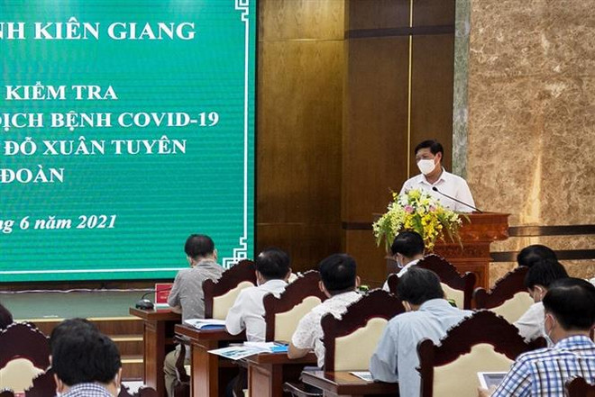 Quang cảnh buổi làm việc. (Ảnh: Hồng Đạt/TTXVN) Kiên Giang: Tiêm vaccine ở Phú Quốc để đón đầu đợt du lịch cuối năm ảnh 1