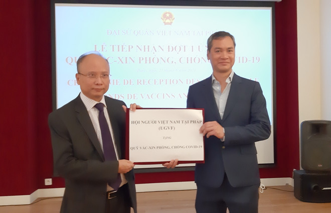 Đại sứ đặc mệnh toàn quyền Việt Nam tại Pháp Đinh Toàn Thắng tiếp nhận tiền ủng hộ của Hội người Việt Nam tại Pháp. (Ảnh: TTXVN) Các hội đoàn Việt Nam và bạn bè Pháp ủng hộ Quỹ vaccine phòng COVID-19 ảnh 1
