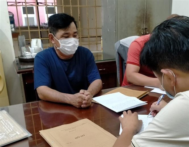 Đối tượng Phong tại cơ quan công an. (Ảnh: TTXVN) Bình Phước: Bắt đối tượng trốn khỏi nơi giam giữ sau 32 năm ảnh 1