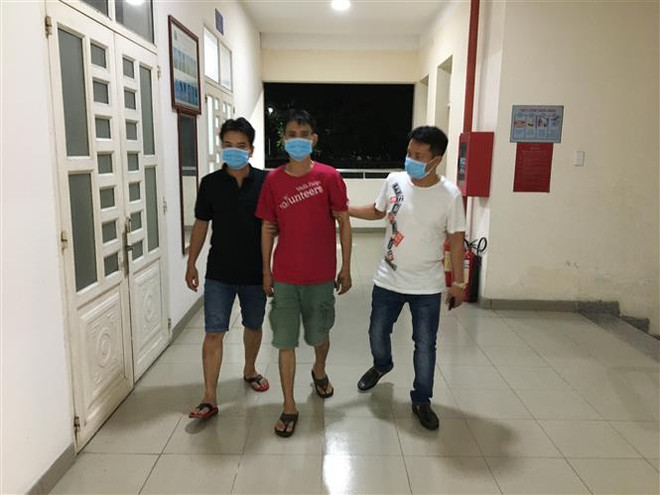 Di lý đối tượng Nguyễn Thành Nhật Minh sau khi bị bắt. (Ảnh: TTXVN phát) Bắt đối tượng bị truy nã vì tội giết người sau 20 năm lẩn trốn ảnh 1