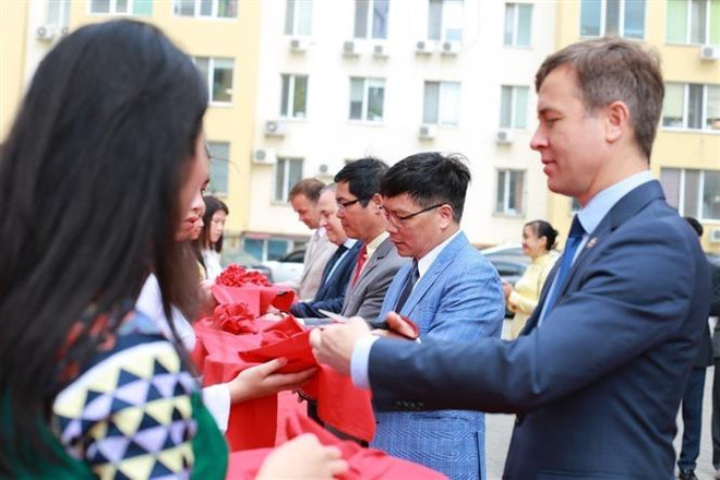Lễ cắt băng khánh thành Văn phòng Lãnh sự danh dự Việt Nam tại Odessa. (Ảnh: TTXVN phát) Ukraine: Khai trương văn phòng lãnh sự danh dự Việt Nam tại Odessa ảnh 2