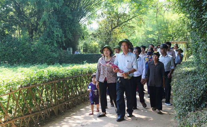 Du khách tham quan Khu di tích Kim Liên. (Ảnh: Nguyễn Oanh/TTXVN) Những ngày tháng Năm trên quê hương của Chủ tịch Hồ Chí Minh ảnh 1