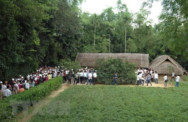 Người dân thăm quê nội của Bác tại làng Sen, xã Kim Liên. (Ảnh: Lan Xuân/TTXVN) Những ngày tháng Năm trên quê hương của Chủ tịch Hồ Chí Minh ảnh 2