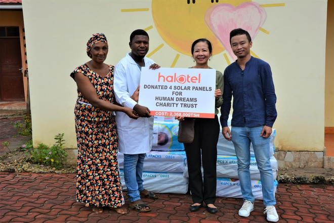 Phu nhân Đại sứ Việt Nam tại Tanzania Đinh Hải Yến cùng đại diện Công ty Halotel trao quà từ thiện tại Làng trẻ em mồ côi tàn tật Human Dreams. (Ảnh: Đình Lượng/TTXVN) Đại sứ quán Việt Nam tại Tanzania làm từ thiện tại làng trẻ em mồ côi ảnh 2