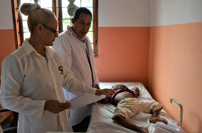 Các bác sỹ Cuba khám cho trẻ em tại Làng trẻ em mồ côi tàn tật Human DreamsTabainia. (Ảnh: Đình Lượng/TTXVN) Đại sứ quán Việt Nam tại Tanzania làm từ thiện tại làng trẻ em mồ côi ảnh 1