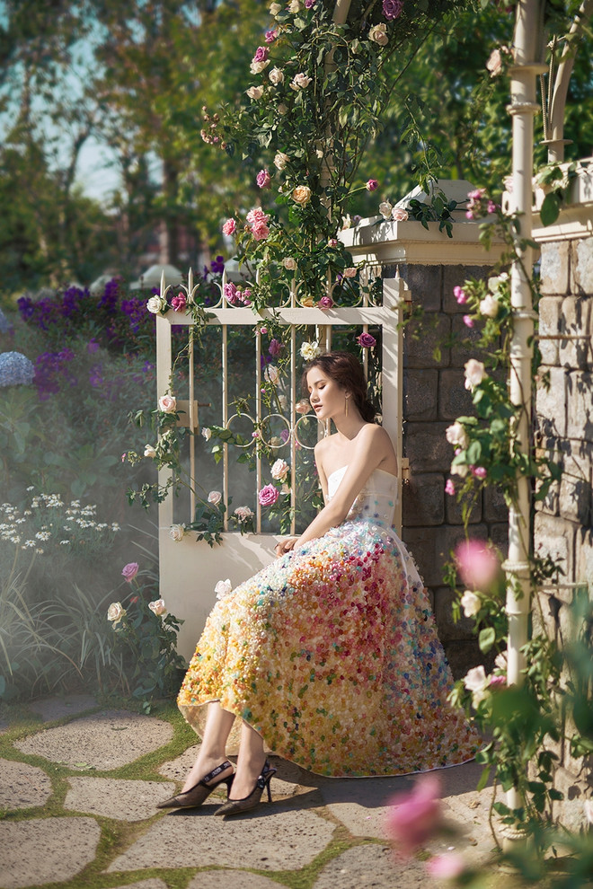 Những thiết kế bay bổng như bước ra từ cổ tích của Trần Hùng ảnh 5