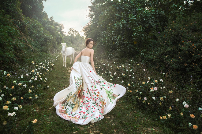 Những thiết kế bay bổng như bước ra từ cổ tích của Trần Hùng ảnh 1