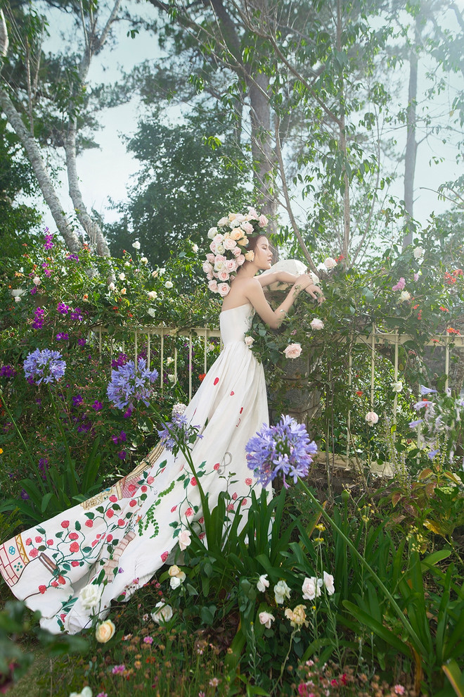 Những thiết kế bay bổng như bước ra từ cổ tích của Trần Hùng ảnh 10