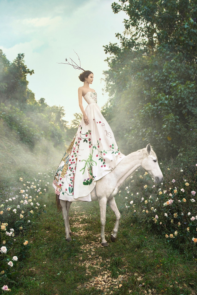 Những thiết kế bay bổng như bước ra từ cổ tích của Trần Hùng ảnh 2