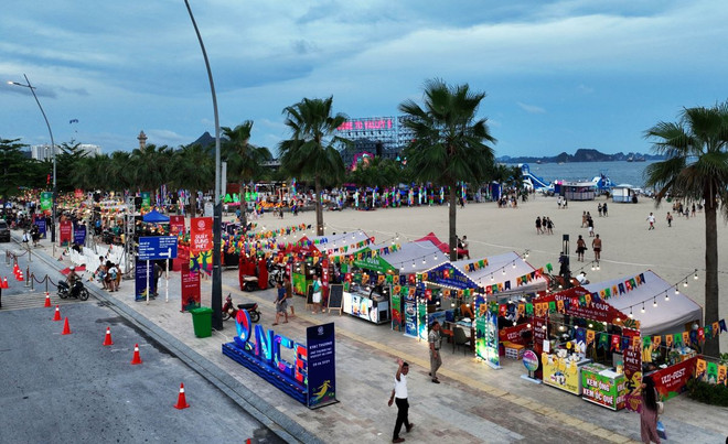 Tuyến phố nằm bên bờ vịnh Hạ Long. (Ảnh: TTXVN phát) ttxvn_vuifest ha long 2.jpg