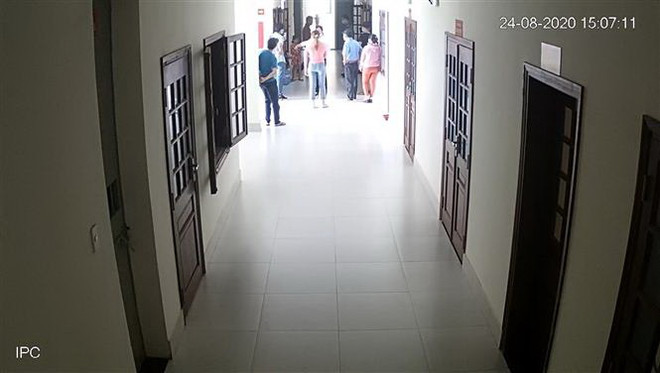 Bị xử tù giam, bị cáo mang thuốc trừ sâu đến trụ sở tòa án gây rối ảnh 1