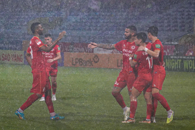 Vòng 12 V-League 1-2023: 'Khô hạn' bàn thắng, CAHN chiếm ngôi đầu ảnh 1