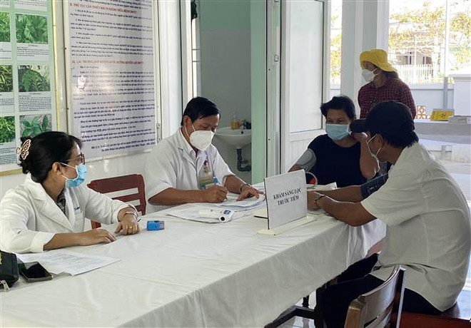 Ninh Thuận quyết tâm hoàn thành tiêm vaccine mũi 3 vào cuối tháng Ba ảnh 1