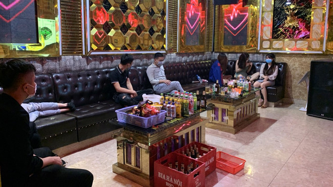 Bên trong một phòng hát của quán karaoke Milano tại thời điểm kiểm tra. (Ảnh: Công an cung cấp) Vi phạm quy định, chủ quán karaoke và khách bị phạt hơn 100 triệu đồng ảnh 1